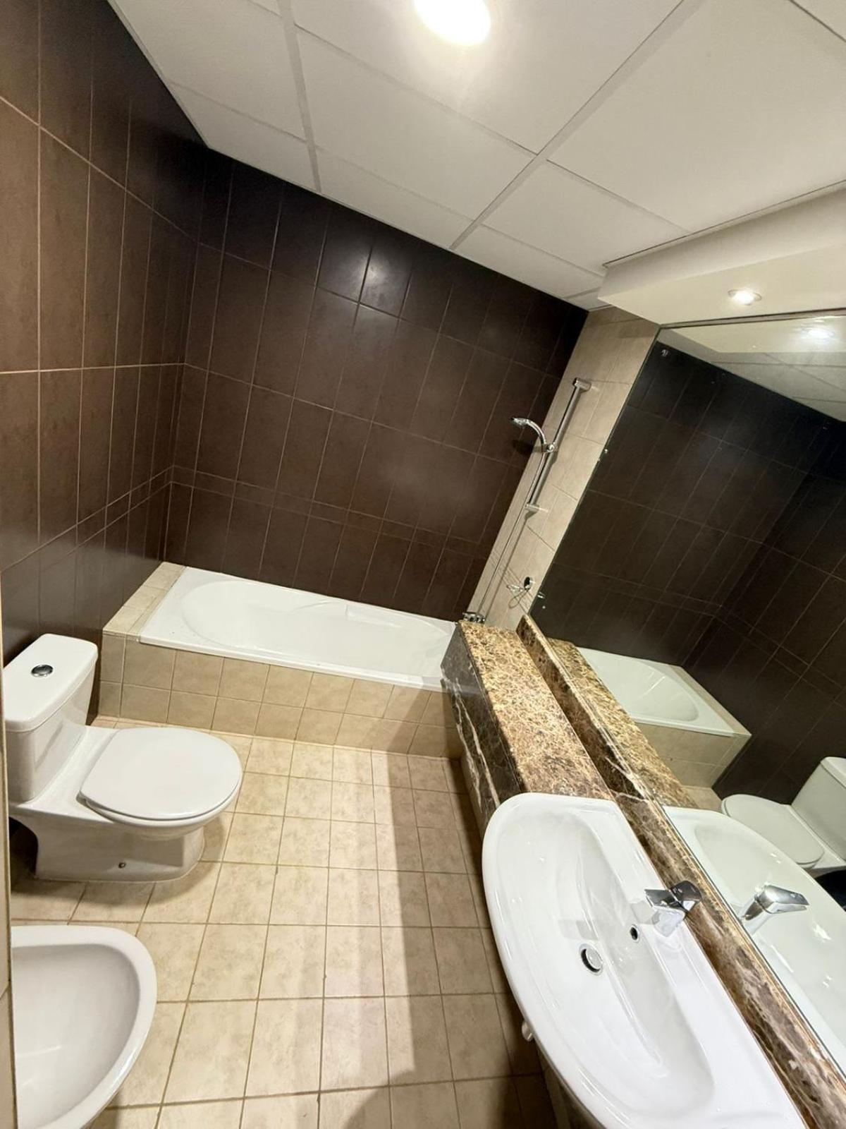 Backpackers Heaven ! 18 Beds In A 2 Bedroom Apartment In Front Of Union Metro Station Diera Dubai Ngoại thất bức ảnh